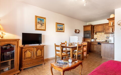 Les Myrtilles: Møbel, Billedramme, Bord, Træ, Indretning, Stue, Etage, Gulvbelægning, Hårdttræ, Ejendom