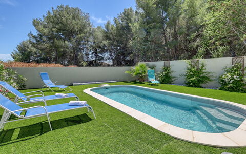 Villas Indigo: Ciel, L'Eau, Plante, Jour, Propriété, Bâtiment, Piscine, Bleu Azur, La Nature, Architecture