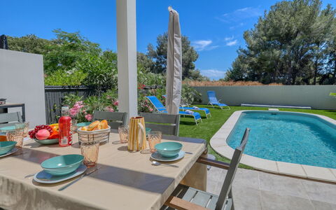 Villas Indigo: Ciel, L'Eau, Plante, Jour, Propriété, Bâtiment, Piscine, Bleu Azur, La Nature, Architecture