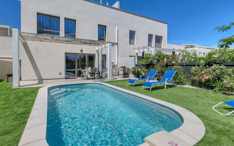 Villas Indigo: Ciel, L'Eau, Plante, Jour, Propriété, Bâtiment, Piscine, Bleu Azur, La Nature, Architecture