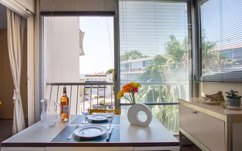 Azur 3000: Bord, Møbel, Ejendom, Couch, Azure, Træ, Stue, Indretning, Etage, Komfort