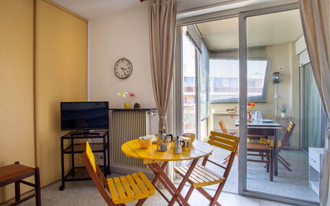 Azur 3000: Bord, Møbel, Ejendom, Couch, Azure, Træ, Stue, Indretning, Etage, Komfort