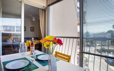 Azur 3000: Bord, Møbel, Ejendom, Couch, Azure, Træ, Stue, Indretning, Etage, Komfort