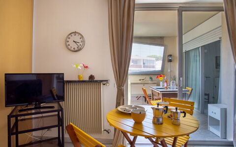 Azur 3000: Bord, Møbel, Ejendom, Couch, Azure, Træ, Stue, Indretning, Etage, Komfort