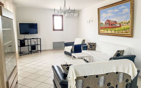 Villa Rose: Bilderrahmen, Tabelle, Eigentum, Möbel, Couch, Interior Design, Stuhl, Beleuchtung, Wohnzimmer, Holz