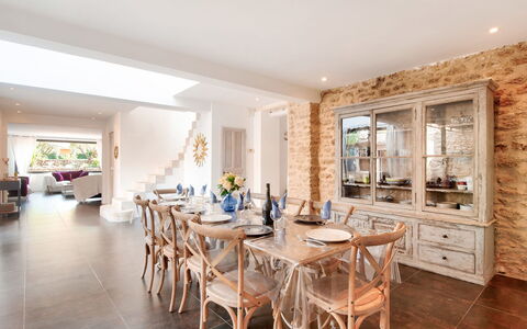 Villa Montagne: Tavolo, Mobilia, Costruzione, Sedia, Legna, Pavimentazione, Pavimento, Sala, Soggiorno, Latifoglie