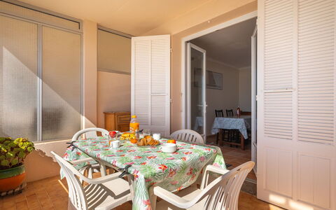 Résidence les Flots: Tabelle, Möbel, Geschirr, Stuhl, Blau, Interior Design, Pflanze, Fussboden, Gebäude, Gartenmöbel