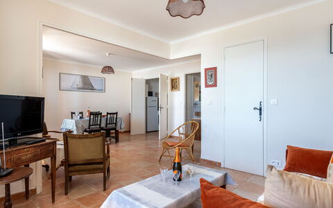 Résidence les Flots: Tabelle, Möbel, Geschirr, Stuhl, Blau, Interior Design, Pflanze, Fussboden, Gebäude, Gartenmöbel