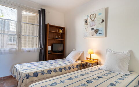 Résidence les Flots: Tabelle, Möbel, Geschirr, Stuhl, Blau, Interior Design, Pflanze, Fussboden, Gebäude, Gartenmöbel