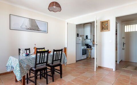 Résidence les Flots: Tabelle, Möbel, Geschirr, Stuhl, Blau, Interior Design, Pflanze, Fussboden, Gebäude, Gartenmöbel