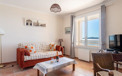 Résidence les Flots: Tabelle, Möbel, Geschirr, Stuhl, Blau, Interior Design, Pflanze, Fussboden, Gebäude, Gartenmöbel