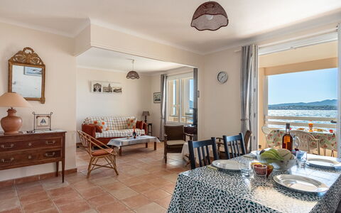 Résidence les Flots: Tabelle, Möbel, Geschirr, Stuhl, Blau, Interior Design, Pflanze, Fussboden, Gebäude, Gartenmöbel