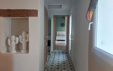 La Maison du Port: Pavimentazione, Pavimento, Interior Design, Camera, Porta, Soffitto, Piastrella, Color Legno, Design