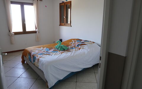 Lou Lann Vras: Bett, Schlafzimmer, Bettdecke, Bedding, Holz, Möbel, Interior Design, Fussboden, Zimmer, Linens