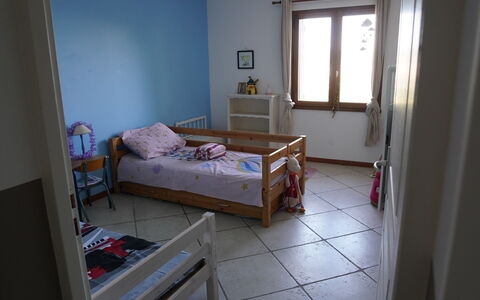 Lou Lann Vras: Möbel, Bett, Schlafzimmer, Fussboden, Flooring, Holz, Bettdecke, Interior Design, Bedding, Zimmer