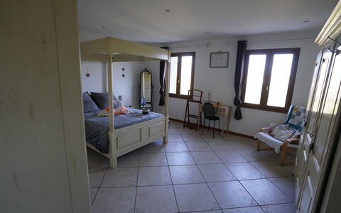 Lou Lann Vras: Möbel, Bett, Schlafzimmer, Interior Design, Fussboden, Flooring, Holz, Bettdecke, Decke, Zimmer