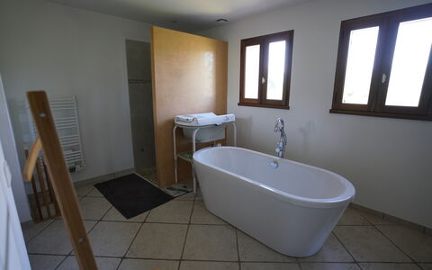 Lou Lann Vras: Flooring, Fussboden, Armatur, Holz, Interior Design, Badezimmer, Installation, Zapfhahn, Zimmer, Zuhause