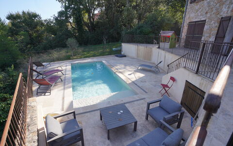 Lou Lann Vras: Schwimmbad, Gartenmöbel, Möbel, Verbundwerkstoff, Resort, Sonnenliege, Stuhl, Regenschirm, Flagstone, Schatten