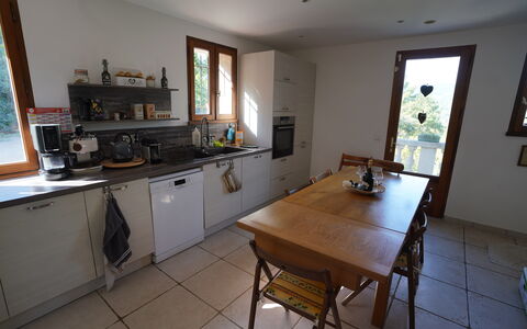 Lou Lann Vras: Möbel, Küche, Flooring, Countertop, Holz, Cabinetry, Interior Design, Küchengerät, Fussboden, Zimmer