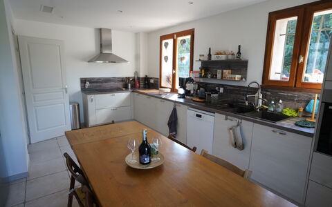 Lou Lann Vras: Küche, Countertop, Möbel, Küchengerät, Cabinetry, Flooring, Holz, Interior Design, Major Appliance, Spüle