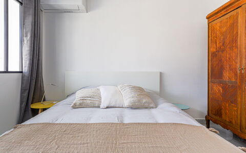 Roquebrune Cap Martin 110: Gebäude, Möbel, Eigentum, Fenster, Komfort, Holz, Textil, Interior Design, Bett, Bettrahmen