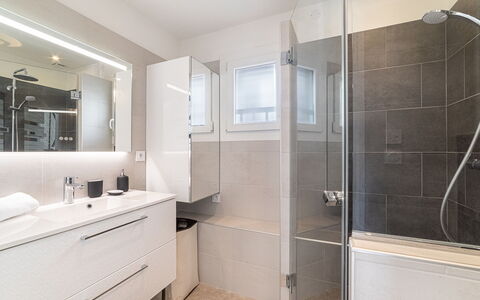 Maison Fabrégas: Badkamer, Flooring, Loodgieterswerkinrichting, Interieur Ontwerp, Verdieping, Badkamerkast, Wastafel, Wastafel In De Badkamer, Kraan, Spiegel