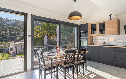 Maison Fabrégas: Meubilair, Interieur Ontwerp, Flooring, Hout, Keuken, Keuken En Eettafel, Countertop, Plafond, Stoel, Verdieping