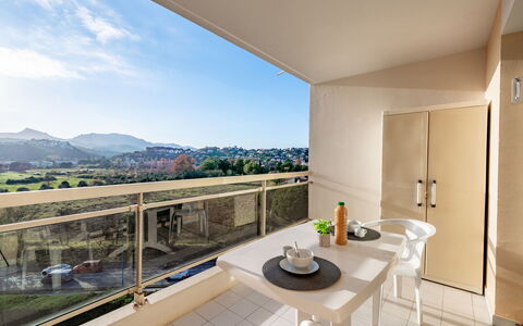 Résidence des Golfeurs: Cielo, Pianta, Costruzione, Finestra, Manto Stradale, Shade, Albero, Asfalto, Lotto, Casa