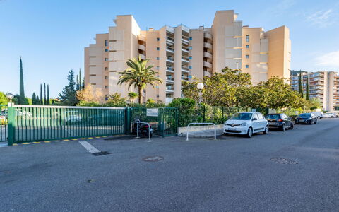 Résidence des Golfeurs: Cielo, Pianta, Costruzione, Finestra, Manto Stradale, Shade, Albero, Asfalto, Lotto, Casa