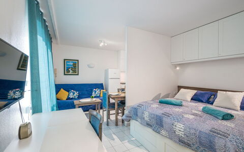 Résidence des Golfeurs: Cielo, Pianta, Costruzione, Finestra, Manto Stradale, Shade, Albero, Asfalto, Lotto, Casa