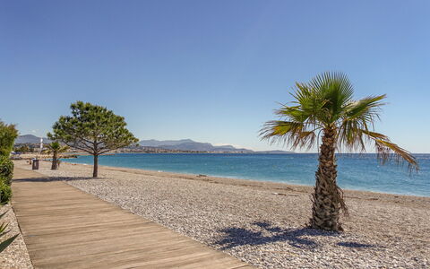 Le Garden Beach: Azul, Cuerpo De Agua, Costa, Playa, Costeras Y Los Accidentes Geográficos Oceánico, Apuntalar, Mar, Horizonte, Arena, Banco
