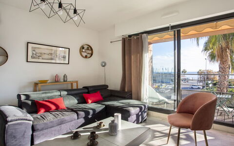 Le Garden Beach: Mueble, Diseño De Interiores, Piso, Madera, Sofá, Suelo, Sala, Silla, Mesa, Departamento