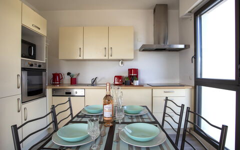 Le Garden Beach: Mueble, Diseño De Interiores, Piso, Madera, Cocina, Techo, Habitación, Suelo, Electrodoméstico, Aparato De Cocina