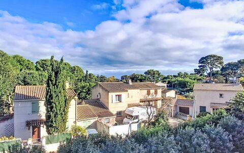 Les Amandiers: Porta, Balcone, Sedia, Mobili Da Esterno, Cortile, Driveway, Pianta Della Casa, Cortile, Passerella, Vaso Di Fiori