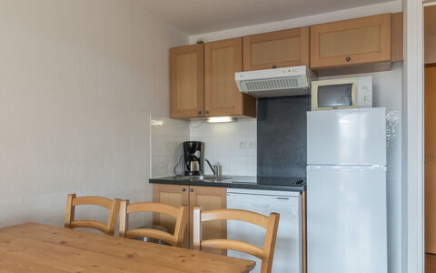 T. Bergerie: Mueble, Diseño De Interiores, Madera, Piso, Suelo, Techo, Habitación, Gabinetes, Cocina, Departamento