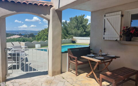 Bleu Azur: Meubilair, Buitenmeubels, Huis, Schaduw, Stoel, Buitentafel, Zwembad, Landgoed, Backyard, Landscaping