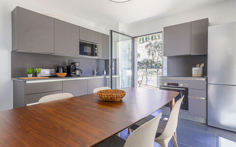 Prestige View: Mueble, Diseño De Interiores, Piso, Mostrador, Cocina, Madera, Gabinetes, Suelo, Techo, Casa