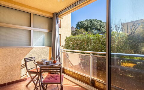 Les Boutons D'Or: Boat, Marina, Watercraft, Boats And Boating--Equipment And Supplies, Waterway, Port, Harbor, Dock, Naval Architecture, Channel