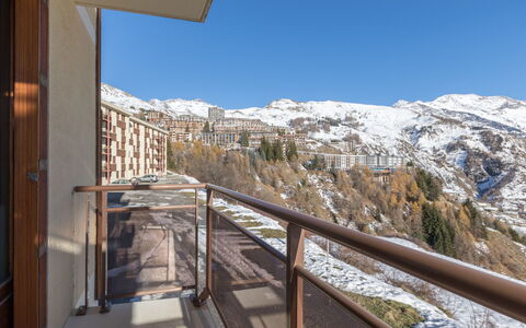 Les Marmottes 2: Keuken, Countertop, Cabinetry, Interieur Ontwerp, Toestel Van De Keuken, Flooring, Meubilair, Hout, Major Appliance, Plafond