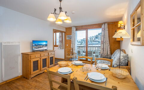 T. Bergerie: Cocina, Mostrador, Gabinetes, Diseño De Interiores, Aparato De Cocina, Piso, Mueble, Madera, Electrodoméstico, Techo