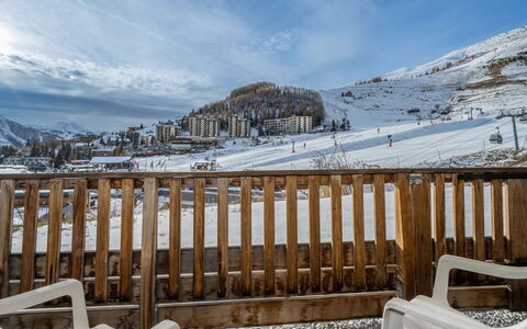 T. Bergerie: Cocina, Mostrador, Gabinetes, Diseño De Interiores, Aparato De Cocina, Piso, Mueble, Madera, Electrodoméstico, Techo