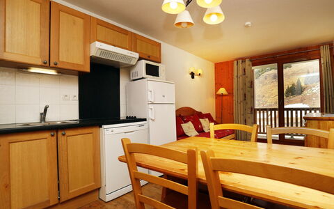 T.bergerie: Cocina, Mostrador, Gabinetes, Diseño De Interiores, Aparato De Cocina, Piso, Mueble, Madera, Electrodoméstico, Techo