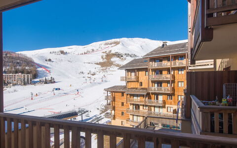 T. Bergerie: Cocina, Mostrador, Gabinetes, Diseño De Interiores, Aparato De Cocina, Piso, Mueble, Madera, Electrodoméstico, Techo