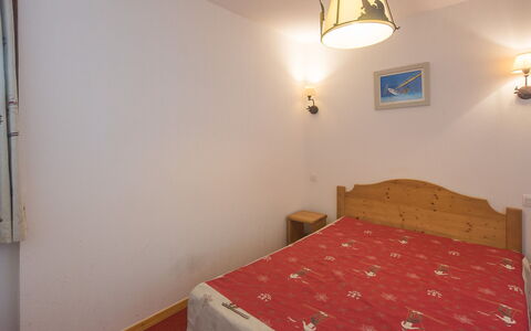 T. Bergerie: Cocina, Mostrador, Gabinetes, Diseño De Interiores, Aparato De Cocina, Piso, Mueble, Madera, Electrodoméstico, Techo