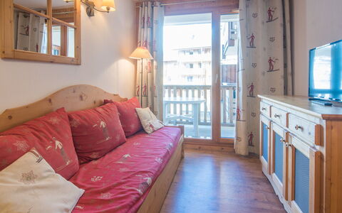 T. Bergerie: Cocina, Mostrador, Gabinetes, Diseño De Interiores, Aparato De Cocina, Piso, Mueble, Madera, Electrodoméstico, Techo