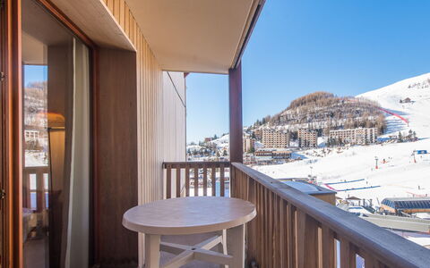 T. Bergerie: Cocina, Mostrador, Gabinetes, Diseño De Interiores, Aparato De Cocina, Piso, Mueble, Madera, Electrodoméstico, Techo