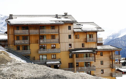 T. Bergerie: Cocina, Mostrador, Gabinetes, Diseño De Interiores, Aparato De Cocina, Piso, Mueble, Madera, Electrodoméstico, Techo