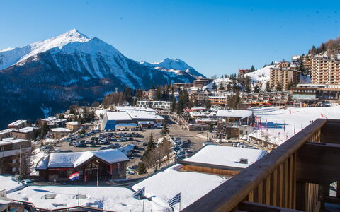 T.bergerie: Cucina, Controsoffitto, Cabinetry, Interior Design, Elettrodomestico Da Cucina, Pavimentazione, Mobilia, Legna, Apparecchio Major, Soffitto