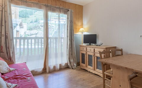 T. Bergerie: Mueble, Diseño De Interiores, Madera, Piso, Suelo, Habitación, Techo, Departamento, Suelos De Madera, Gabinetes