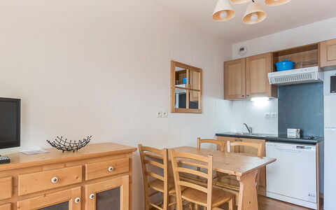 T. Bergerie: Cocina, Mostrador, Gabinetes, Diseño De Interiores, Aparato De Cocina, Piso, Mueble, Madera, Electrodoméstico, Techo